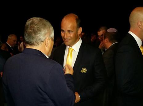 מרטין ביין. נפגש עם מנהלי האצטדיון