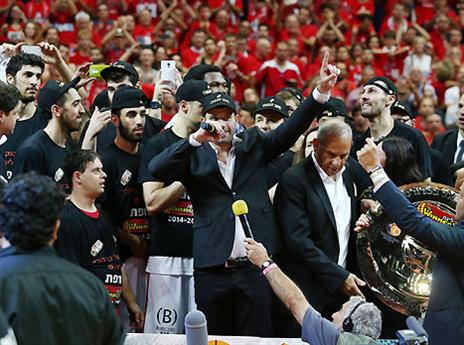 לא מתחבר לדרך שלו. אורי אלון בחגיגות האליפות (אלן שיבר)