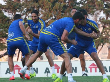 שחקני מכבי ת"א משתעשעים באימון במלטה (האתר הרשמי של מכבי ת"א)