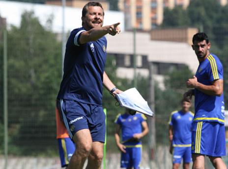 יוקאנוביץ' מסביר. השחקנים מבינים? (האתר הרשמי)