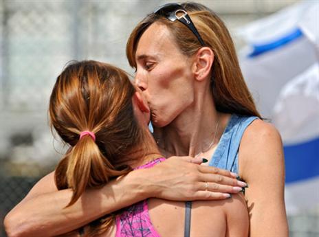 אולגה עם האמא והמאמנת, אירנה (צילום: טיבור יגר)