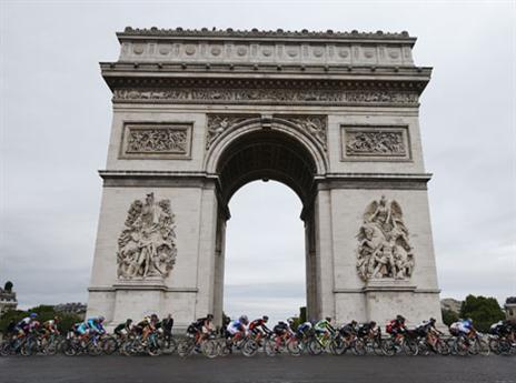 הרוכבים למרגלות שער הניצחון (GETTY)