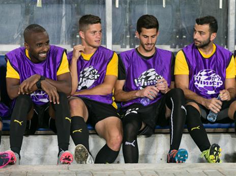 ספגו קללות ומטבעות מהיציע. דסה ואזולאי (צילום: עודד קרני)