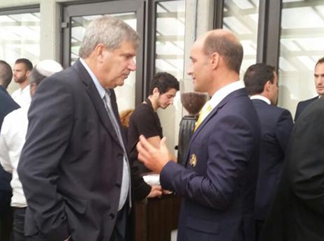 ביין בשיחה צפופה עם באומן