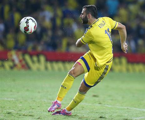 שלומי אזולאי מתרגל לצהוב כחול (צילום: אלן שיבר)