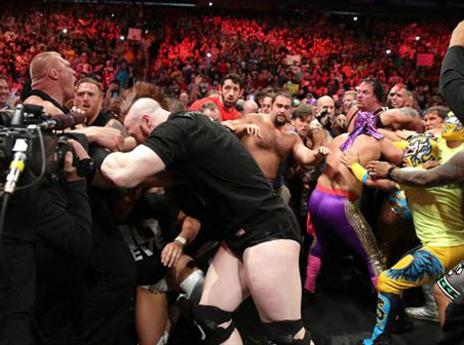 שני הטיטאנים יתנגשו בסאמרסלאם (WWE.COM)