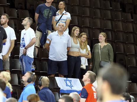 משפחת כספי מעודדת מהיציע (אלן שיבר)