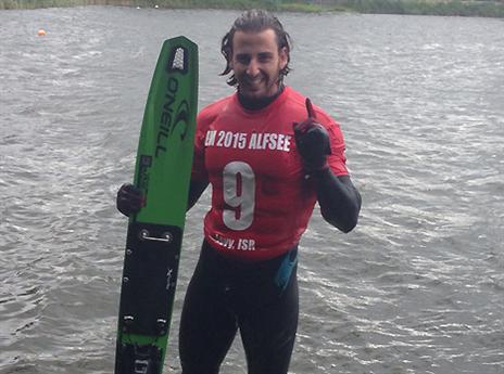 שולט במים. לוי והמגלש (באדיבות איגוד סקי המים)
