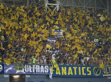 אבל האוהדים הצהובים לא נתנו לסמי עופר להרגיש להם זר (צילום: אלן שיבר)