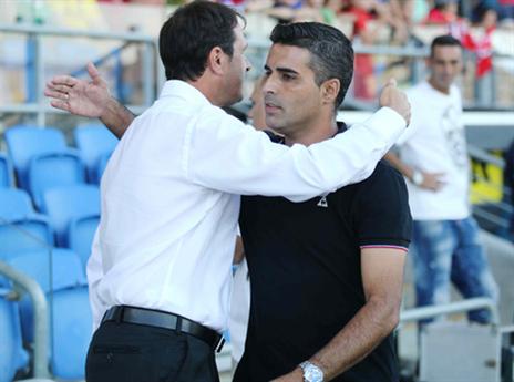 סילבס עם רוני לוי. מאמן רעננה פירגן (צילום: אלן שיבר)