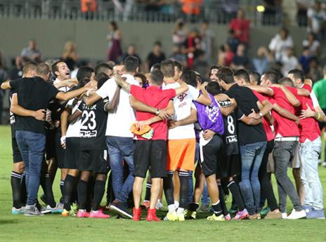 "מאמינים תמיד". שחקני רעננה בבלומפילד (אלן שיבר)