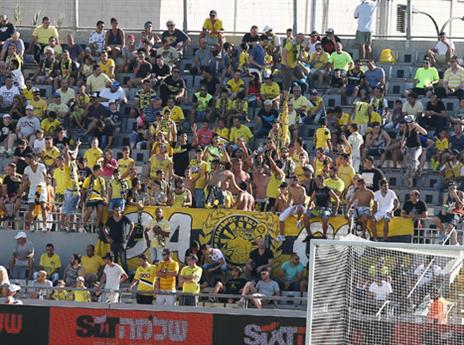 הם כבר החליטו. אוהדי נתניה (צילום: אלן שיבר)