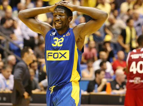 "בכל פעם שאתה לובש גופייה של מכבי, יש לחץ" (צילום: אלן שיבר)