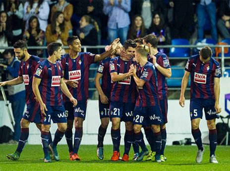 שחקני אייבאר חוגגים (Getty)