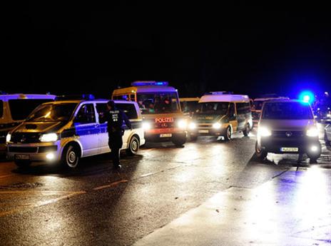 ניידות משטרה בסמוך לאצטדיון בהאנובר (Getty)