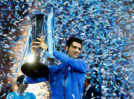 ג'וקוביץ' מקבל את הגביע (Getty)