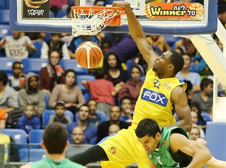 אופוייבו מטביע את האקסית שלו (צילום: אלן שיבר)