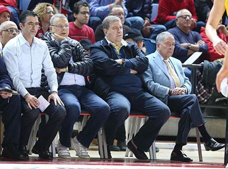 שוב ספג קללות. מזרחי (אלן שיבר)