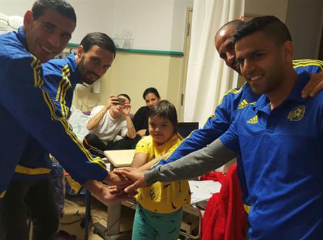 שחקני מכבי ת"א בביקור בשניידר