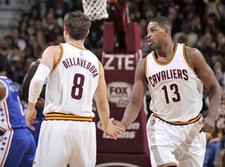 דלבדובה ותומפסון נהנים על המגרש (getty)