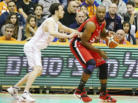 חנוכי מנסה להסתדר עם וויליאמסון (אלן שיבר)