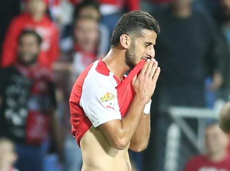 דודו ביטון יחליף את המדים האדומים של הפועל ת"א בצהובים שחורים של בית"ר ירושלים? (אלן שיבר)