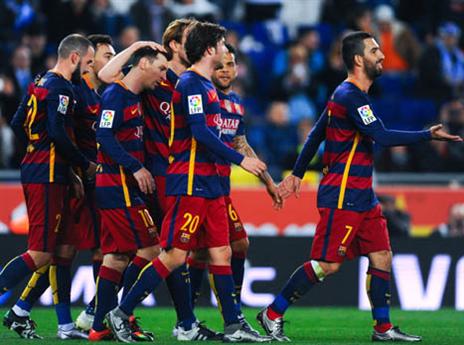 שחקני בארסה חוגגים את שער היתרון של מוניר (getty)