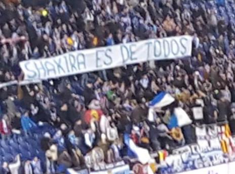 "כולנו אוהבים קצת שאקירה". השלט של אוהדי אספניול