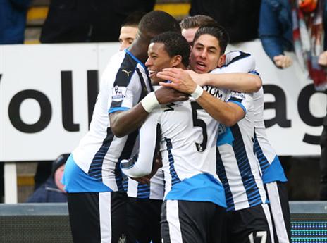 שחקני ניוקאסל חוגגים את השער הראשון (getty)