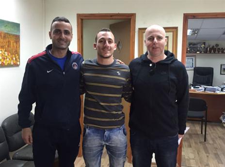 עוז פרץ (במרכז). מצטרף למאמצים של עכו להישאר בליגה