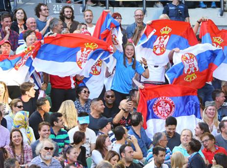 אוהדים סרבים בטירוף אחרי הזכייה (getty)