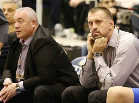 חצי הביקורות, בעיקר כלפי ניקולה (אלן שיבר)