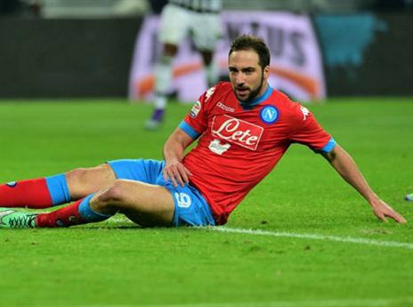 היגוואין ונאפולי נתקעו (AFP)