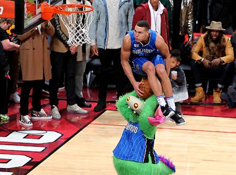 מה, לא שווה תואר? גורדון עם דאנק היסטורי (gettyimages)