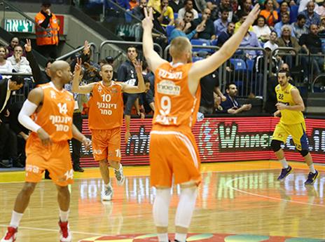 גיינס ונסטרנקו בהיכל (אלן שיבר)