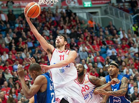 טימור עולה חזק לסל (עודד קרני)