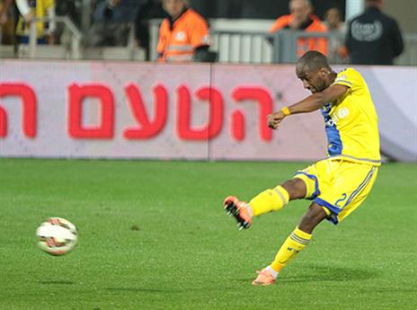 בועט, וכובש. המגן המצטיין