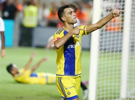 זהבי בפוזה אופיינית (אלן שיבר)