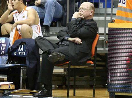 יצחק פרי עדיין על תואר אירופי (אלן שיבר)