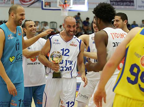 MVP צעיר. מאיר טפירו מקבל את הכבוד (אלן שיבר)