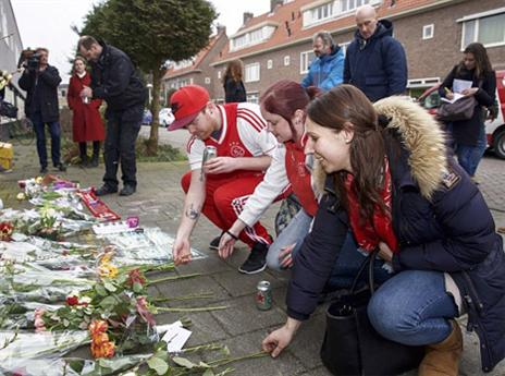 אוהדים מניחים פרחים ליד בית ילדותו של קרויף (Getty)