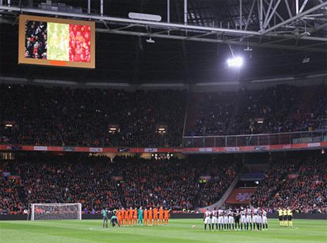 השחקנים עומדים בדקת הדומייה לזכר הקורבנות בבריסל (Getty)