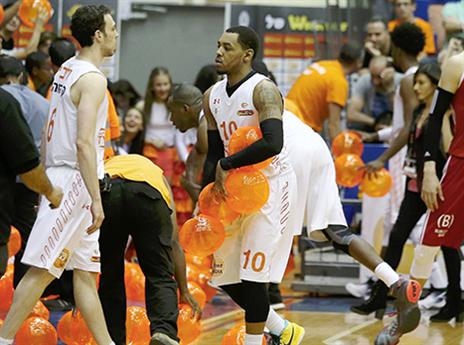 ליונס עוזר לנקות את הבלאגן (אלן שיבר)