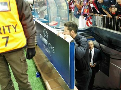 לא עמד בלחץ. סימאונה ברגעי הדרמה (צילום: מתוך טוויטר)