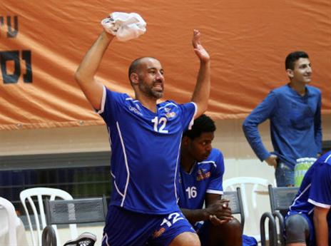 טפירו בטירוף, עוד לפני ההפסד של קרית גת (צילום: אלן שיבר)