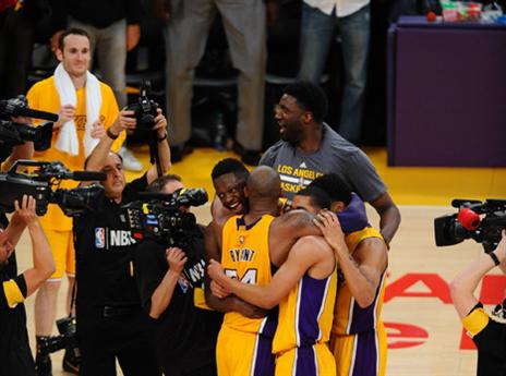 לא עוצר. קובי והחברים במשחק האחרון (Getty)