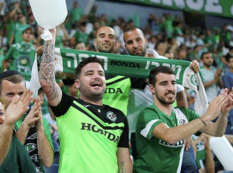 הקהל הירוק עודד דקות ארוכות לפני הפתיחה