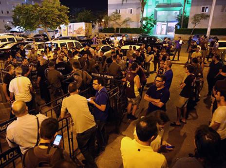 אוהדי חולון מחוץ לאולם. כולם נכנסו (לירון מולדובן)