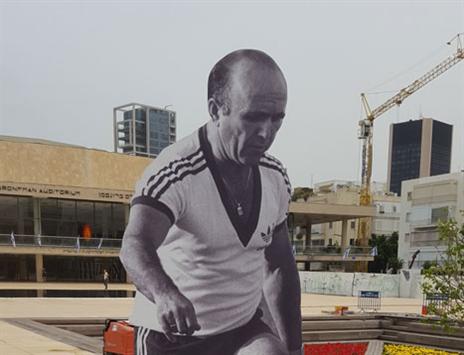 דמותו של עמנואל שפר בתערוכה