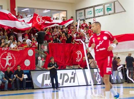 עם הקהל שכל כך אוהב אותו